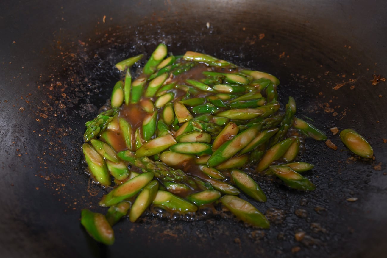 Asparagus in sauce