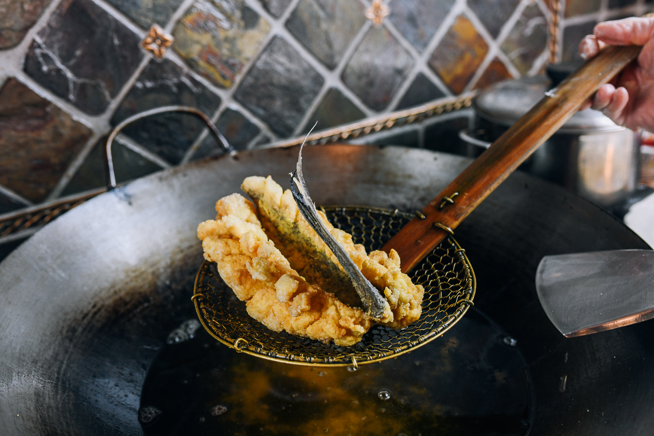 Removing fried fillets from oil using Chinese spider